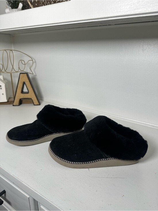 OluKai Shoes - OluKai Women’s Size 8 Black Plush Slippers House Shoes Faux Fur Comfort